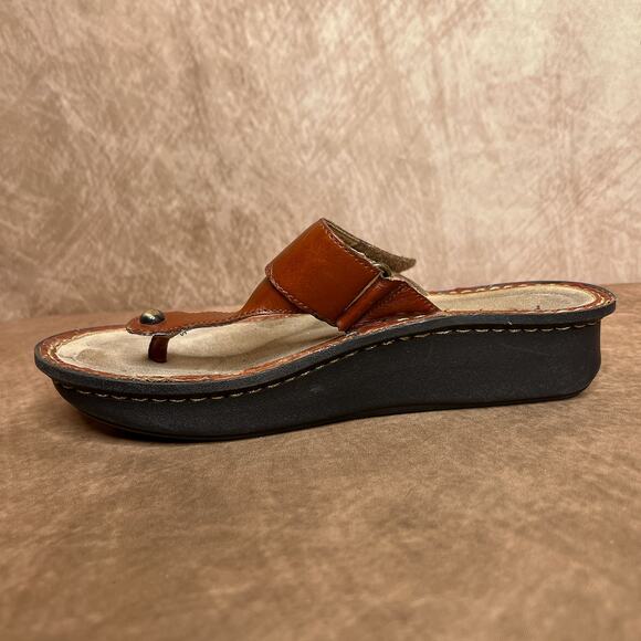 Alegria by PGLite Lug Sole Platform Sandal Brown Leather Slip On Medallion Stone - Picture 11 of 12